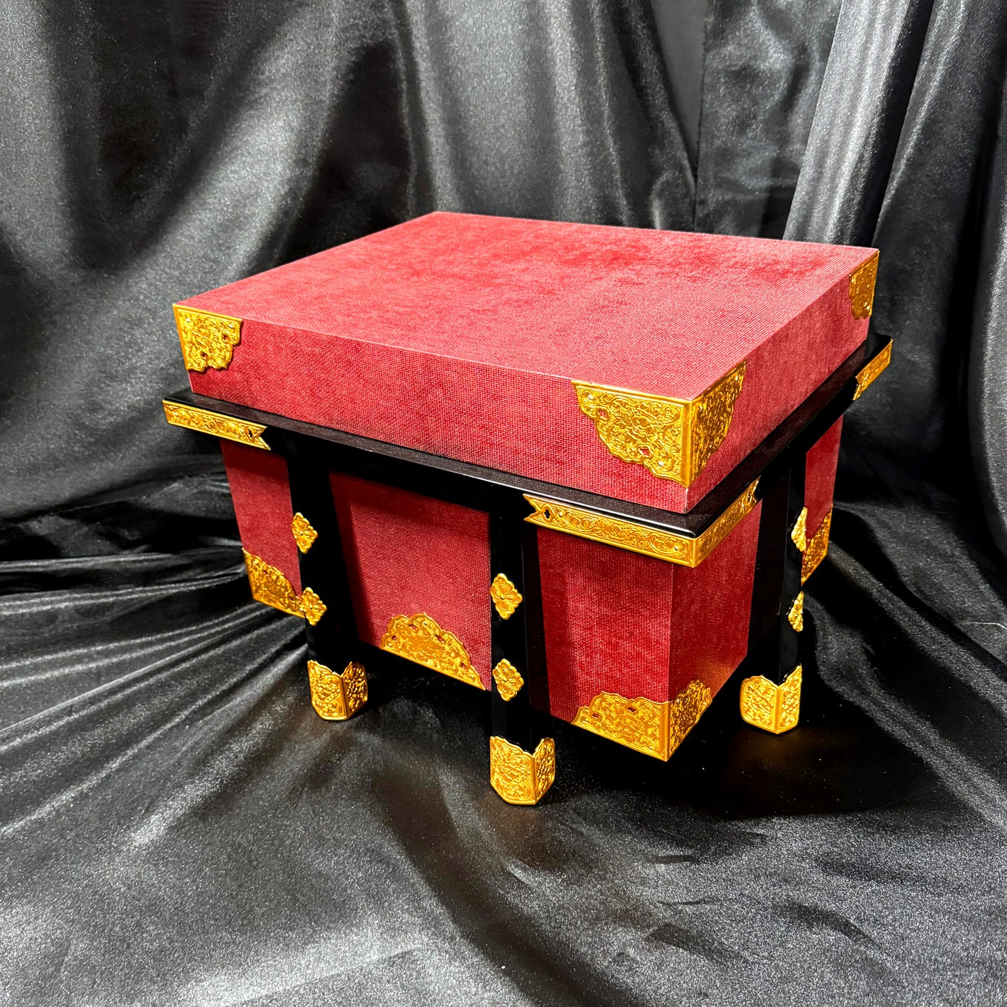 Authentic Samurai Armor Display – Junkinpaku no Yoroi (Gold-Leaf Armor) 08