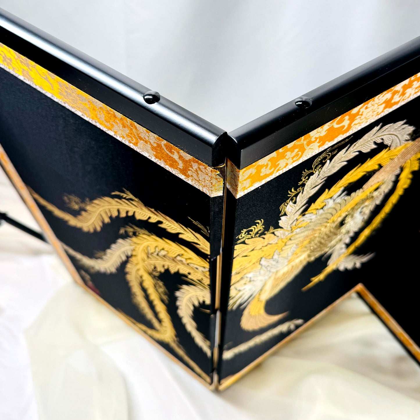 Traditional Japanese Folding Screen (Byōbu) – Phoenix Design, Gold Decoration
