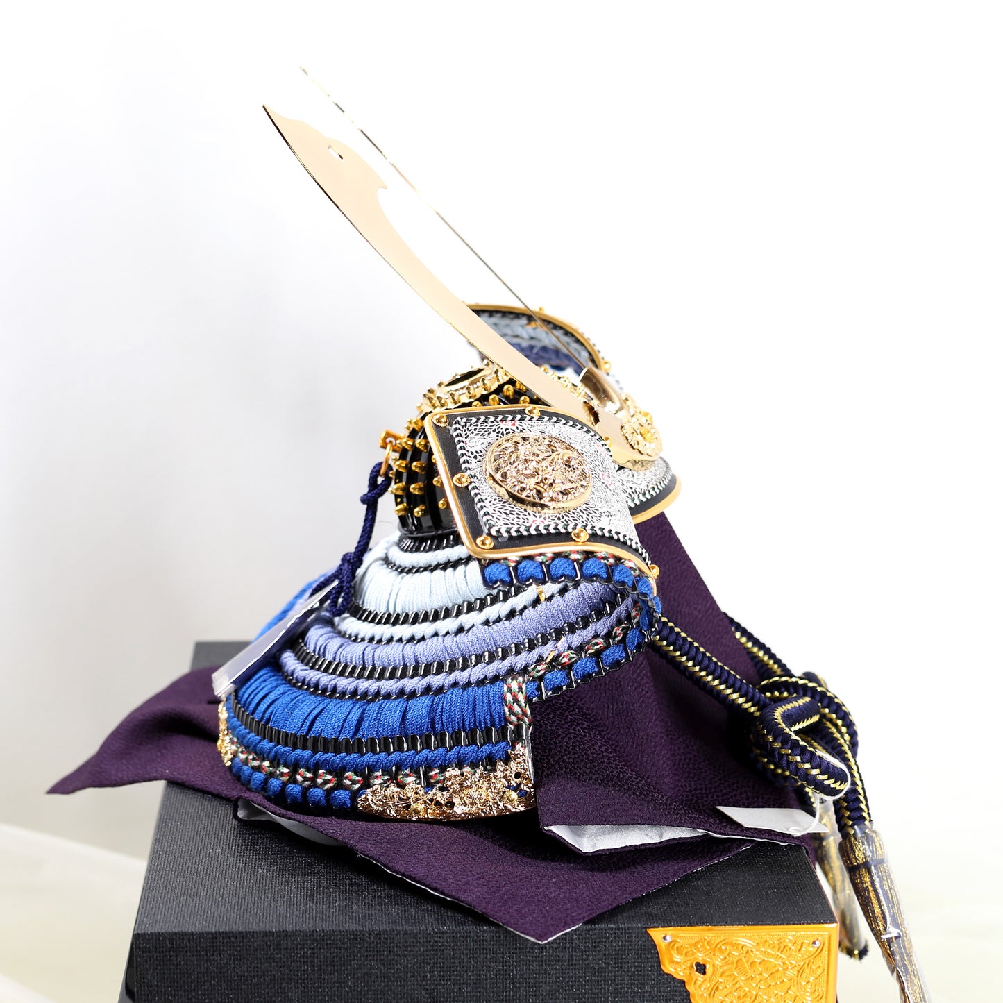 Gold-Crested Kabuto Helmet by Bushu Tensei 04