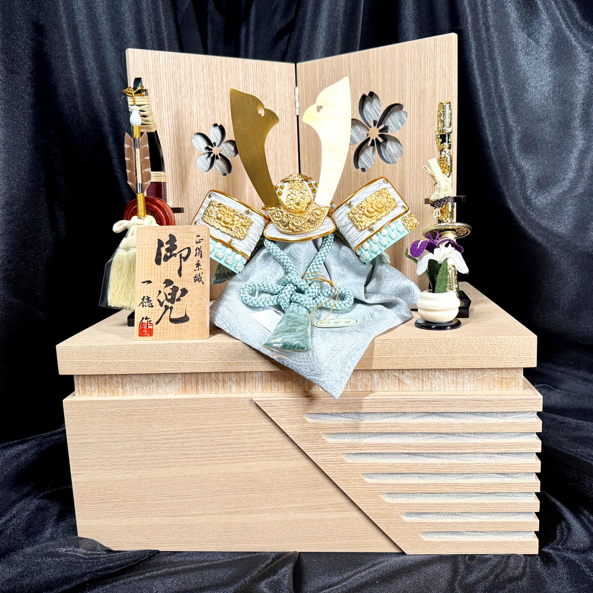 Gold Crest Samurai Kabuto with Ohitsu Base & Screen – by Itoku 01