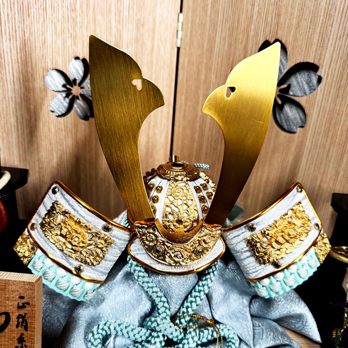 Gold Crest Samurai Kabuto with Ohitsu Base & Screen – by Itoku 03