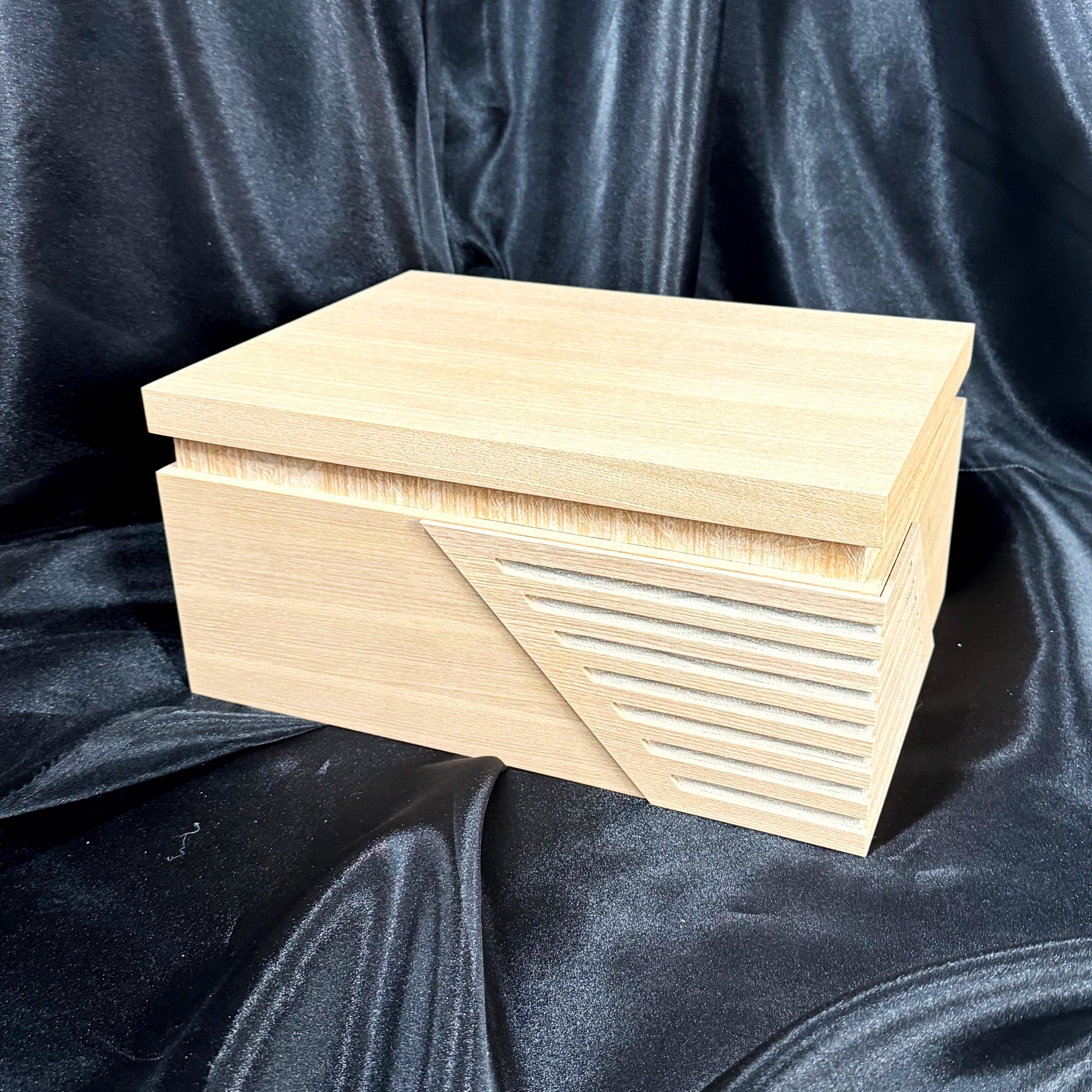 Gold Crest Samurai Kabuto with Ohitsu Base & Screen – by Itoku 07