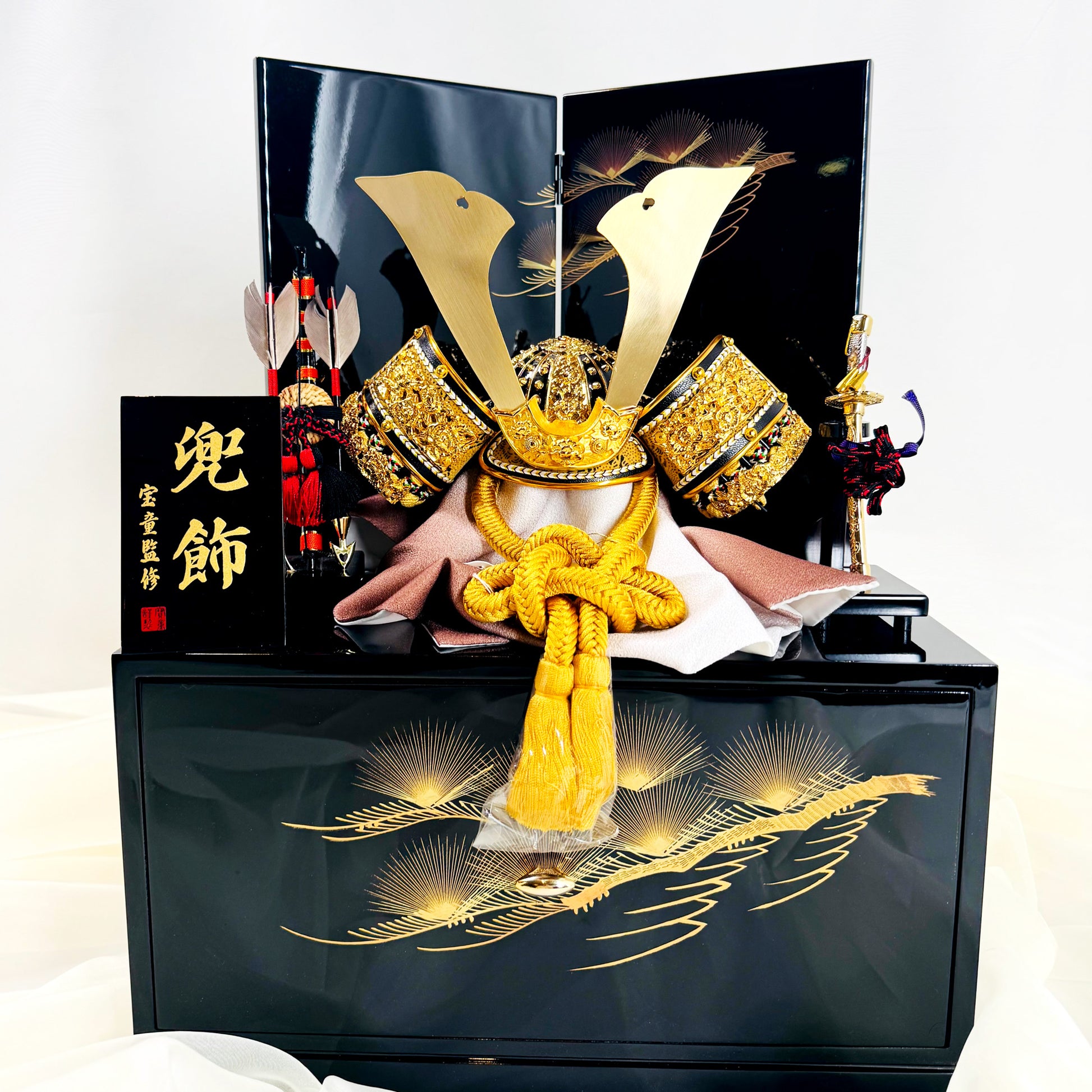 Kabuto Helmet Display with Lacquered Base and Screen | Supervised by Hodō 01