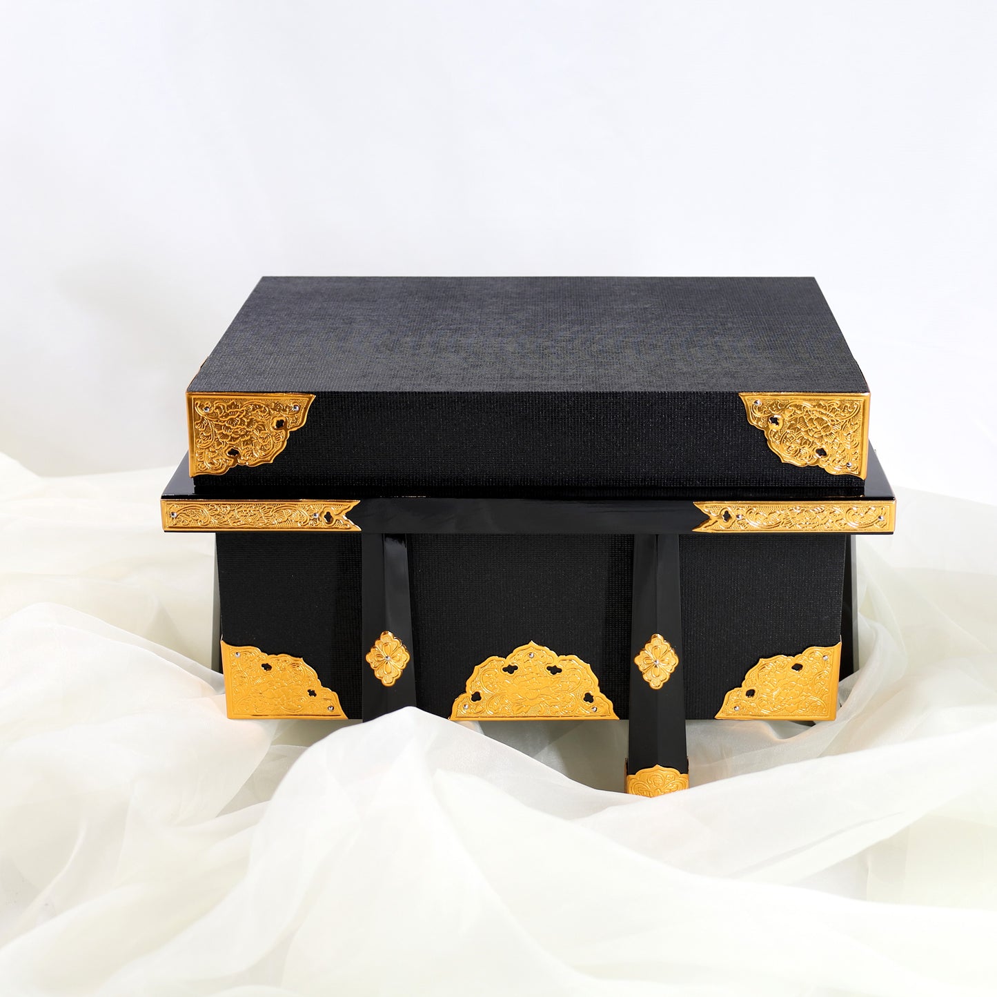 Kabuto (Helmet): Grand Gold Kuwagata and Ruby Ornamentation