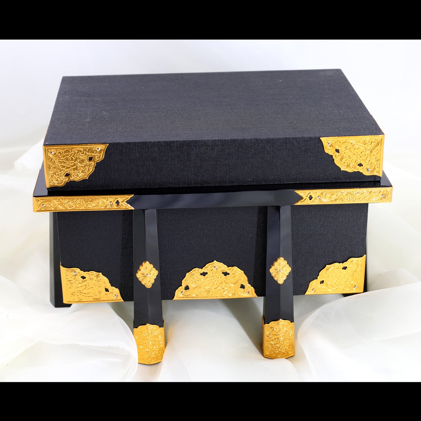 Kabuto (Helmet) by Miyachū: White Brocade Decorative Armor