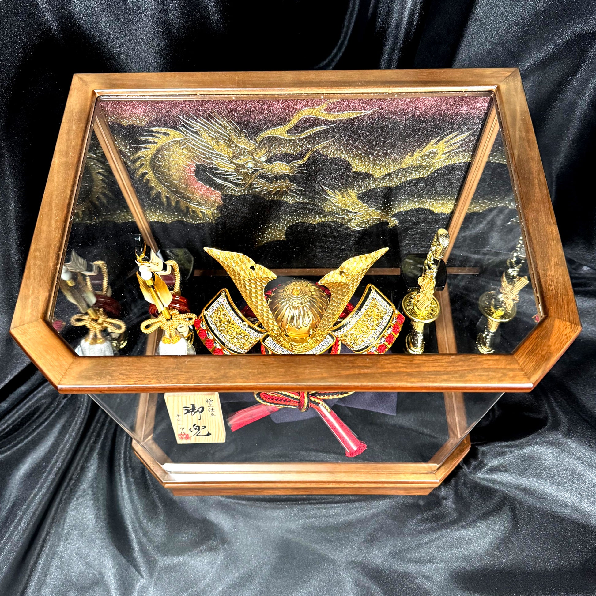 Samurai Kabuto Display – Gold Dragon Crest 02