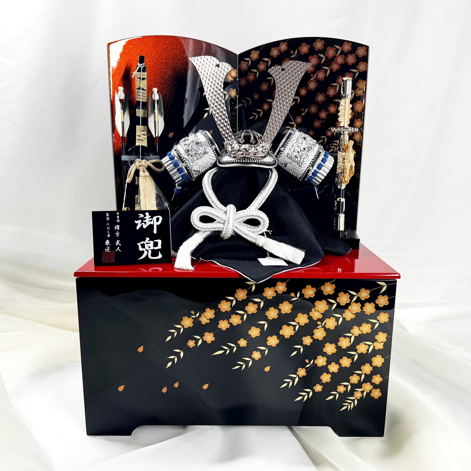 Samurai Kabuto Set with Storage Base and Gold Lacquer Screen – by Ogata Taketo 01