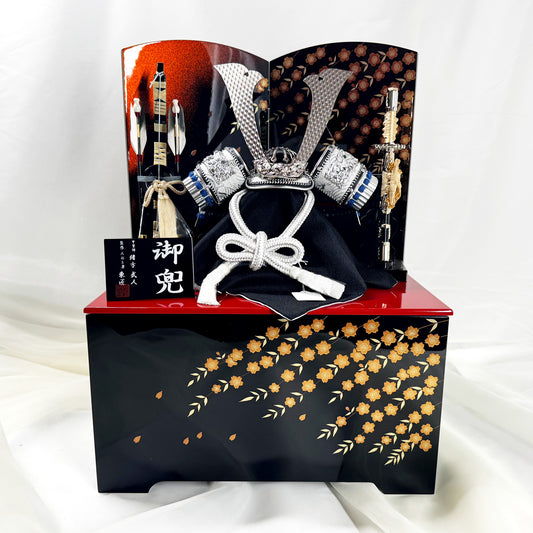 Samurai Kabuto Set with Storage Base and Gold Lacquer Screen – by Ogata Taketo 01