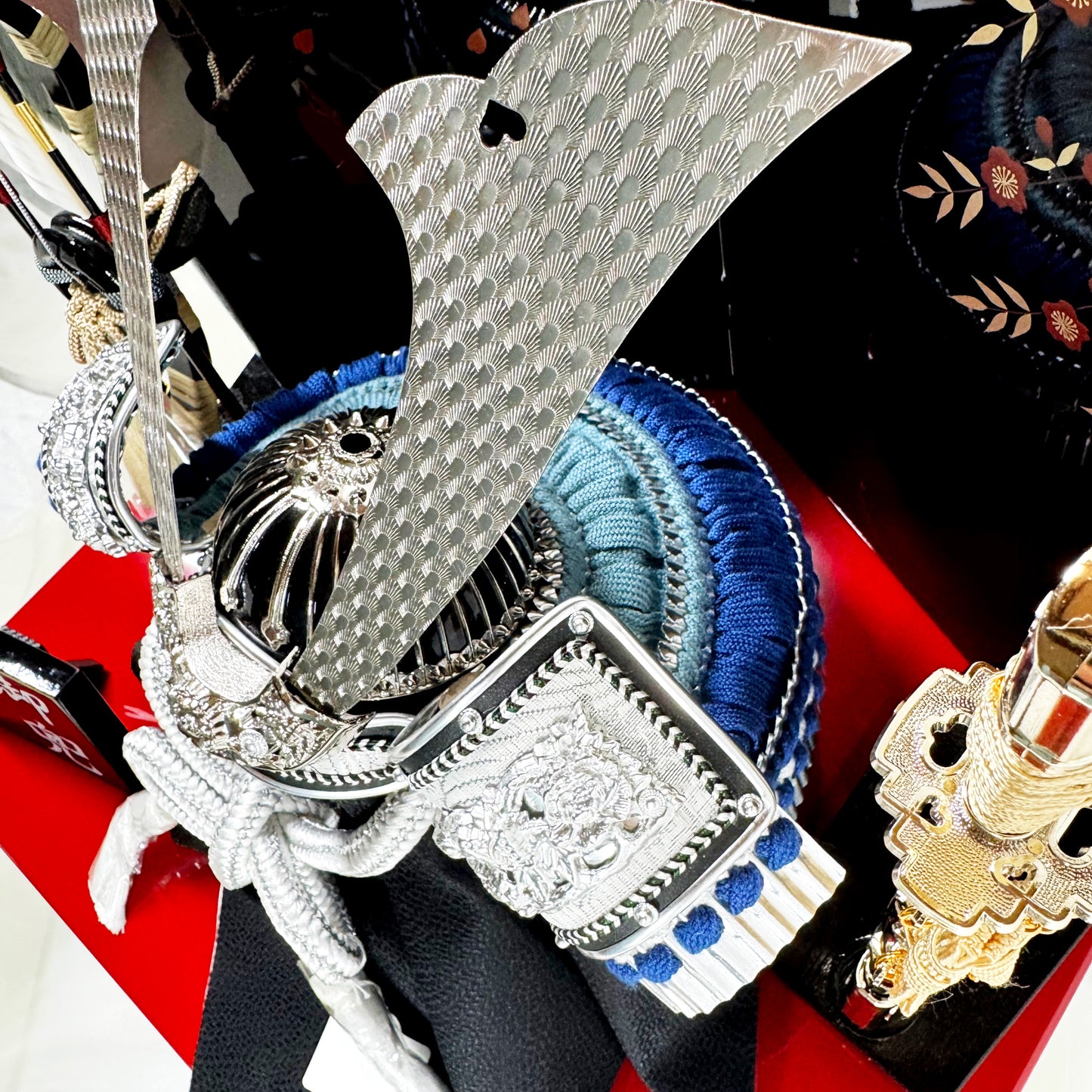 Samurai Kabuto Set with Storage Base and Gold Lacquer Screen – by Ogata Taketo 04