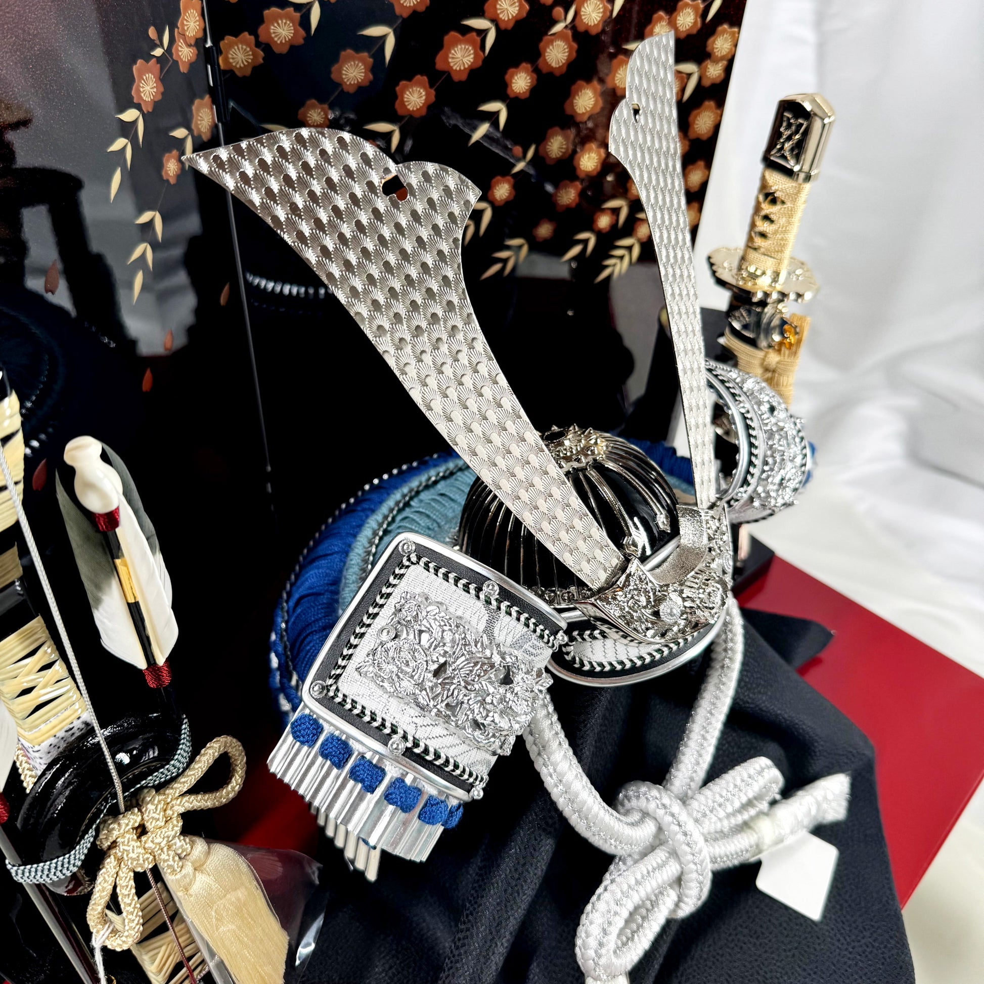 Samurai Kabuto Set with Storage Base and Gold Lacquer Screen – by Ogata Taketo 05