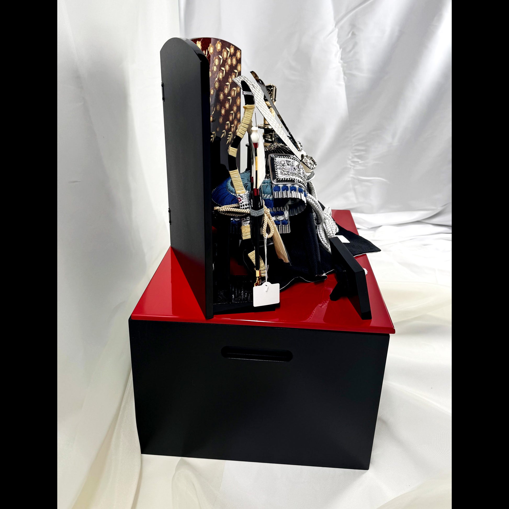 Samurai Kabuto Set with Storage Base and Gold Lacquer Screen – by Ogata Taketo 06