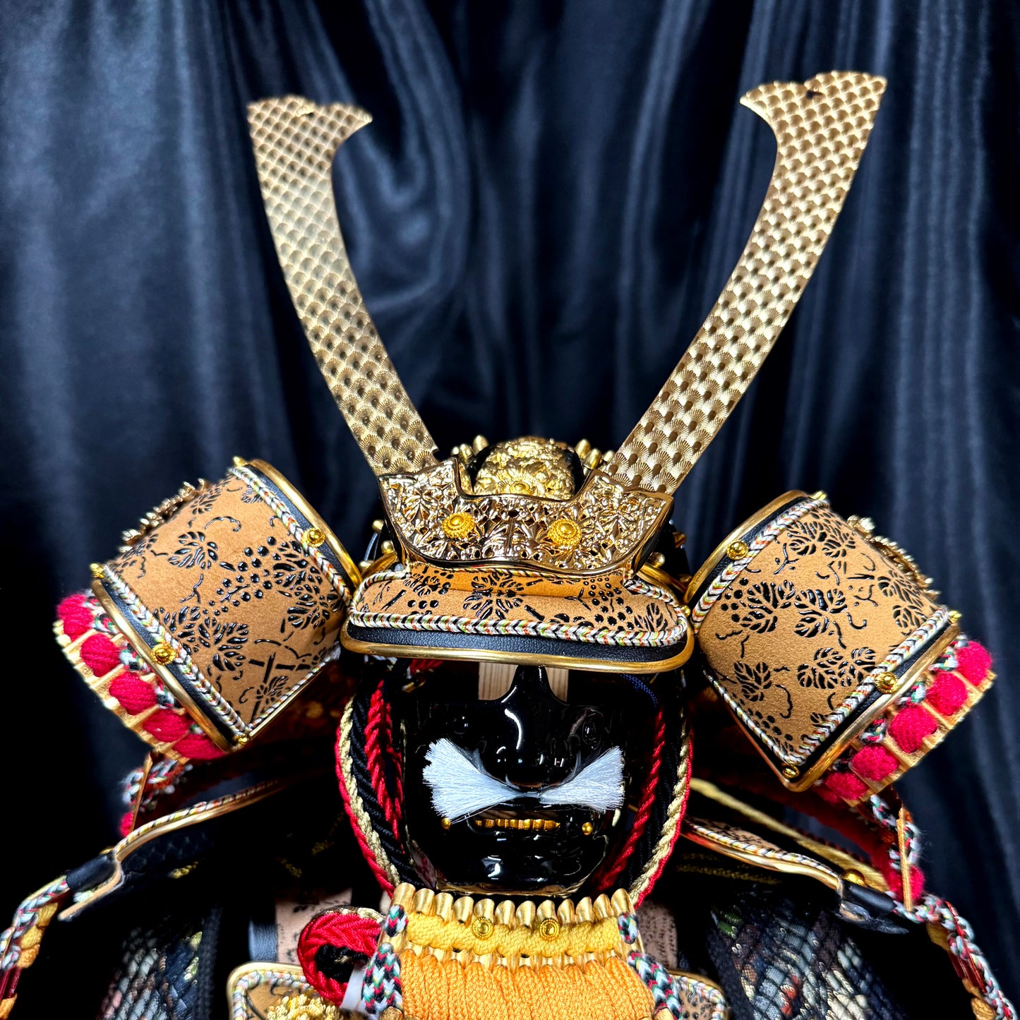 Authentic Samurai Armor Display – Junkinpaku no Yoroi (Gold-Leaf Armor) 06