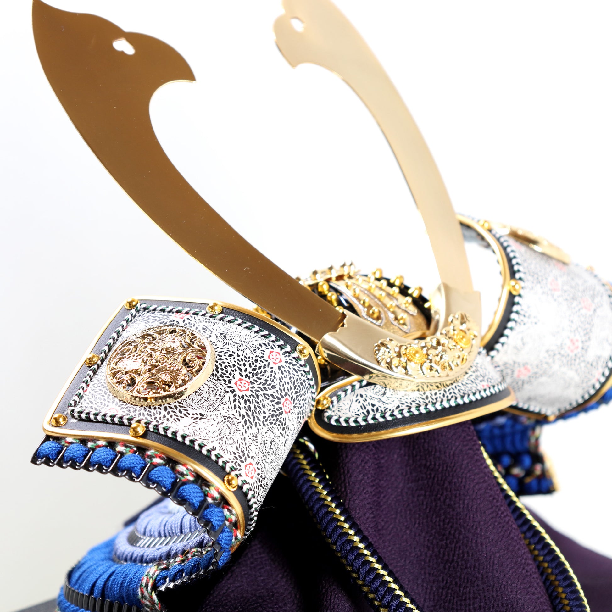 Gold-Crested Kabuto Helmet by Bushu Tensei 03