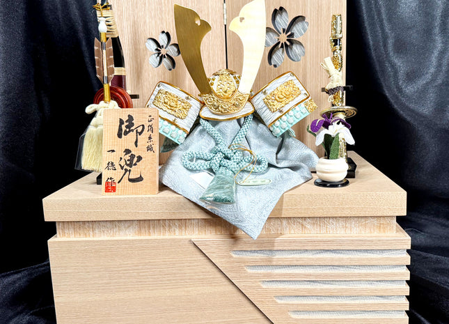 Gold Crest Samurai Kabuto with Ohitsu Base & Screen – by Itoku 01