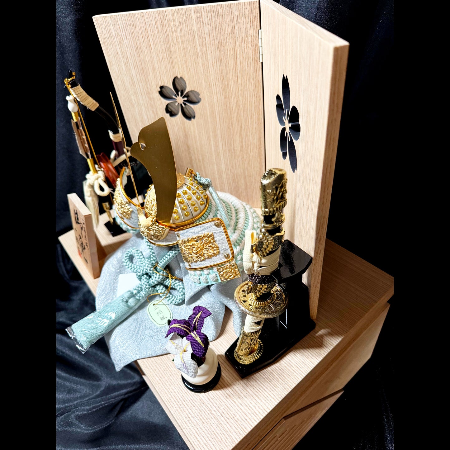 Gold Crest Samurai Kabuto with Ohitsu Base & Screen – by Itoku 06