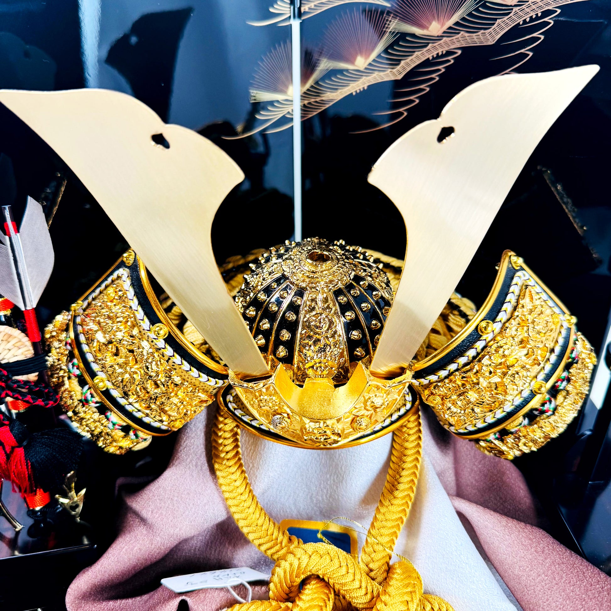 Kabuto Helmet Display with Lacquered Base and Screen | Supervised by Hodō 02