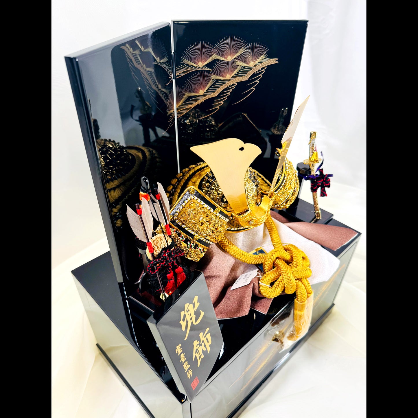 Kabuto Helmet Display with Lacquered Base and Screen | Supervised by Hodō 04