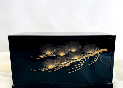 Kabuto Helmet Display with Lacquered Base and Screen | Supervised by Hodō 05