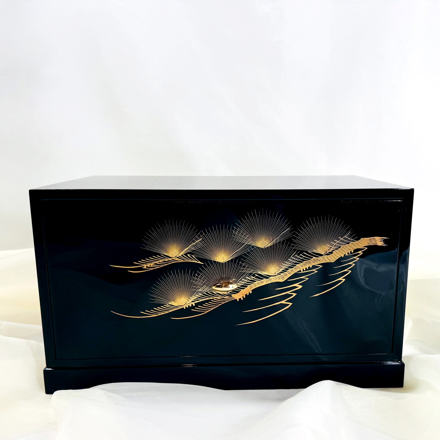 Kabuto Helmet Display with Lacquered Base and Screen | Supervised by Hodō 05