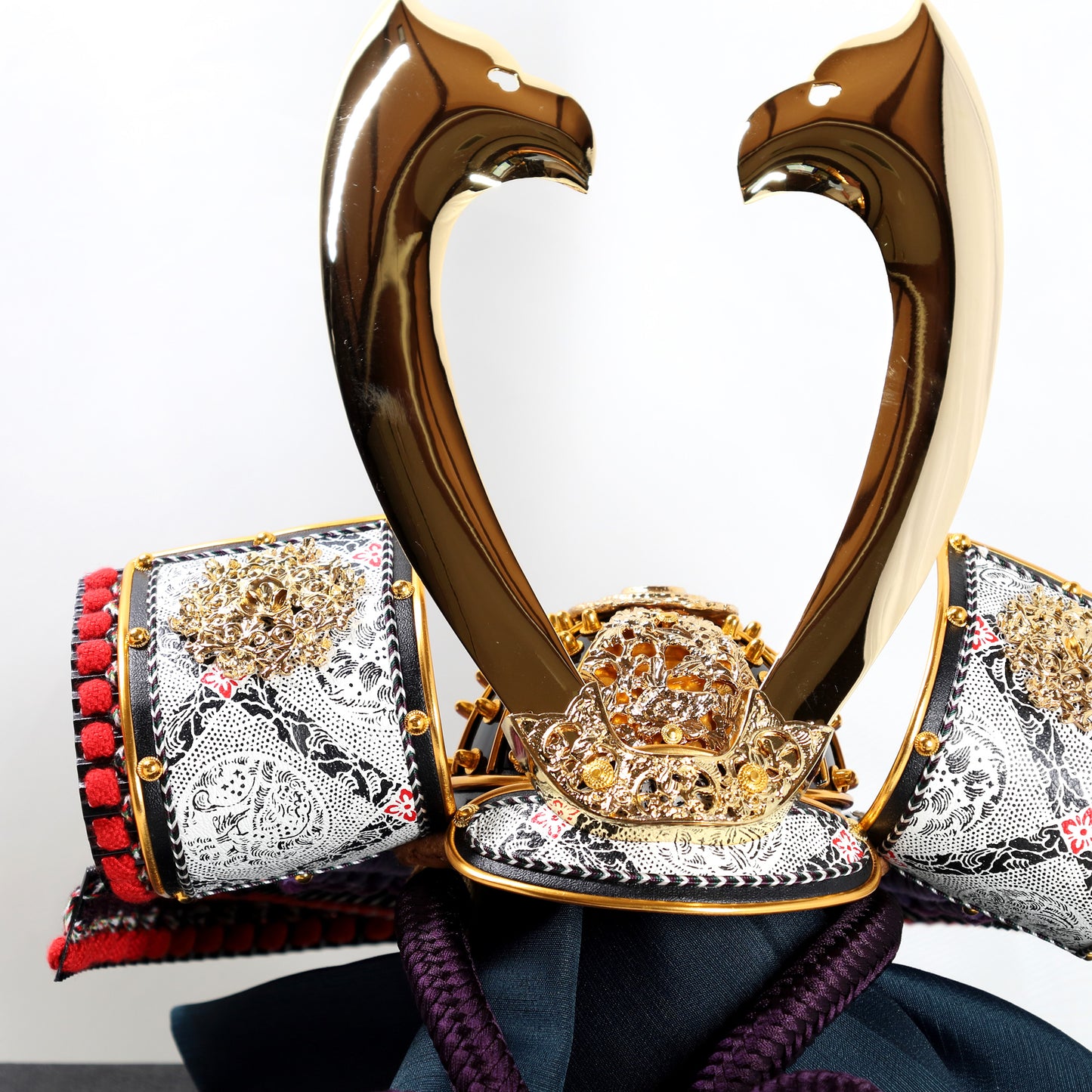 Kabuto (Helmet) by Miyachū: White Brocade Decorative Armor