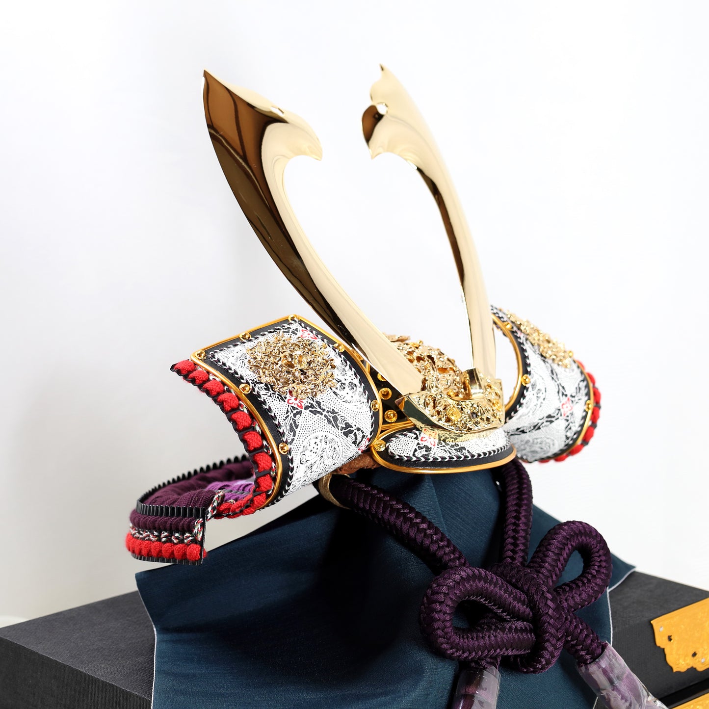 Kabuto (Helmet) by Miyachū: White Brocade Decorative Armor