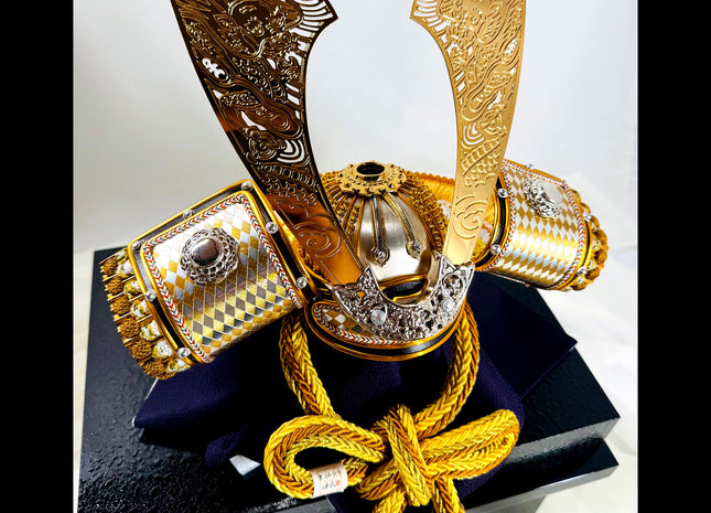 Luxury Samurai Kabuto Display – Golden Dragon Crest 02
