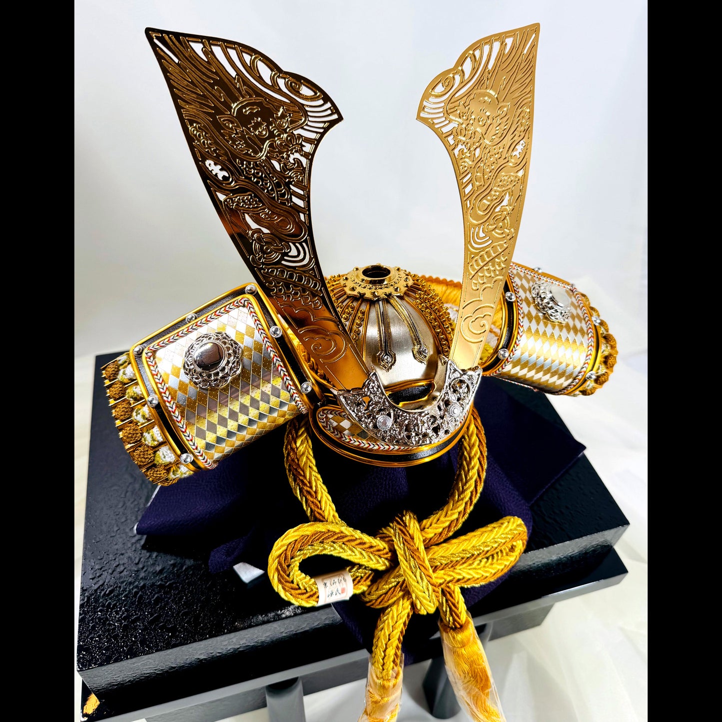 Luxury Samurai Kabuto Display – Golden Dragon Crest 02