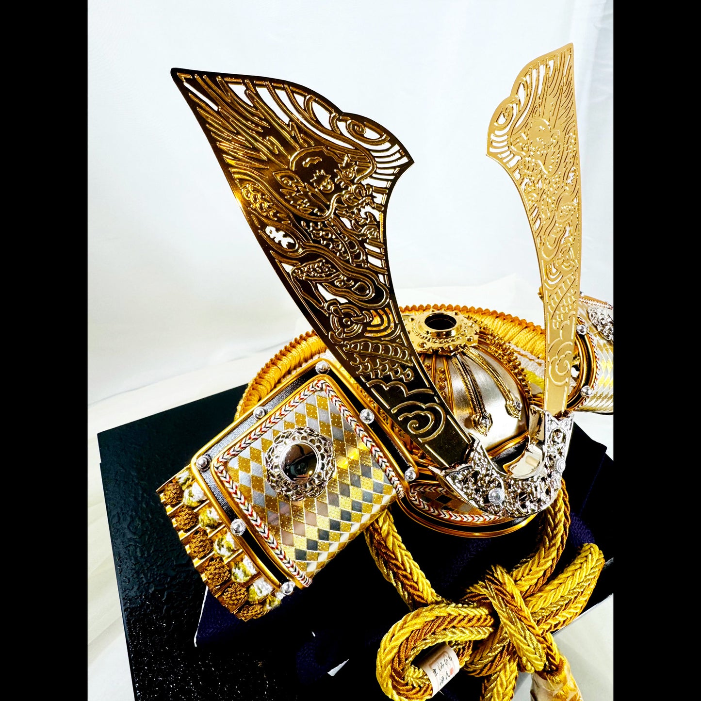 Luxury Samurai Kabuto Display – Golden Dragon Crest 03