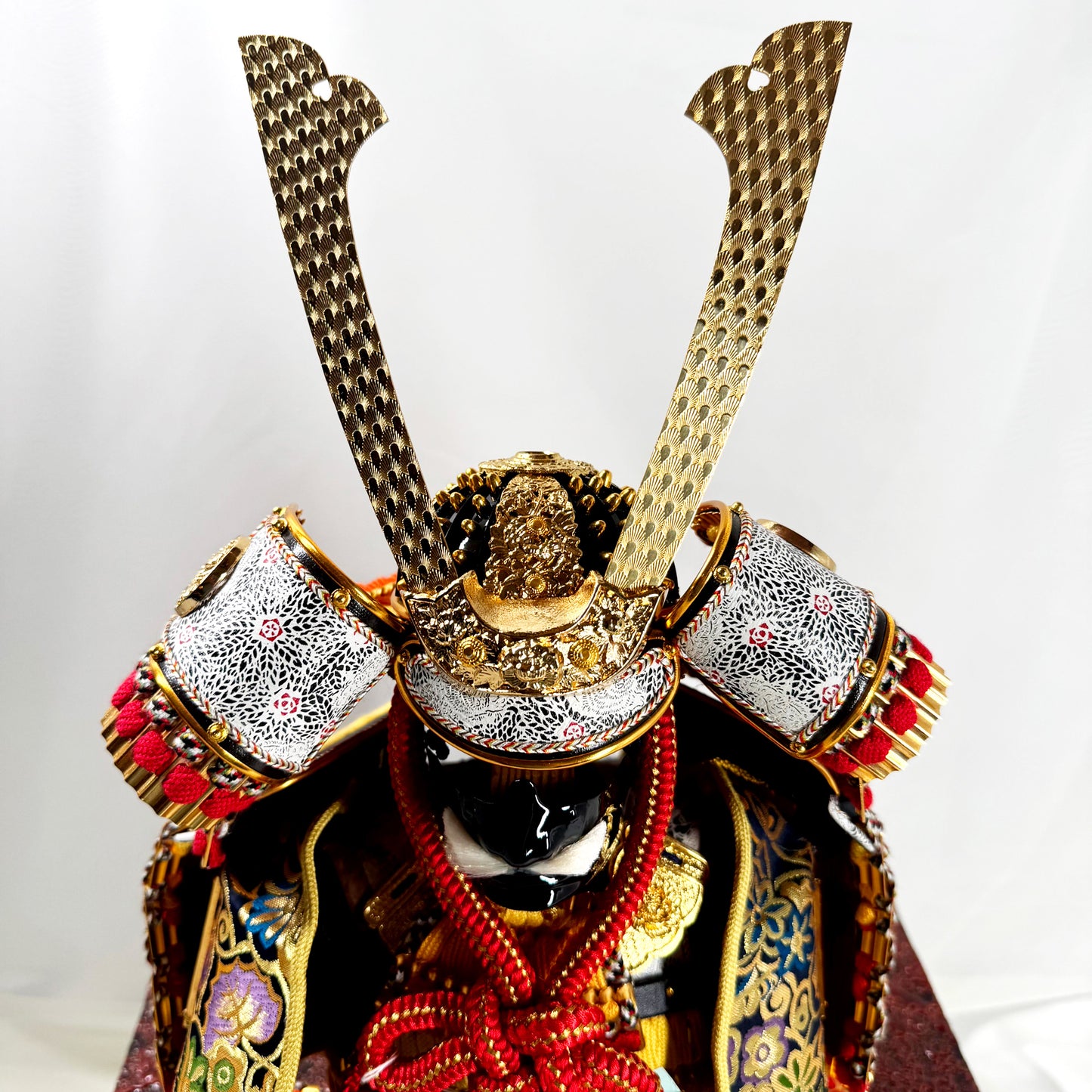 Samurai Armor Set by Master Armorer Taketo Ogata – Display Yoroi with Storage Base 02