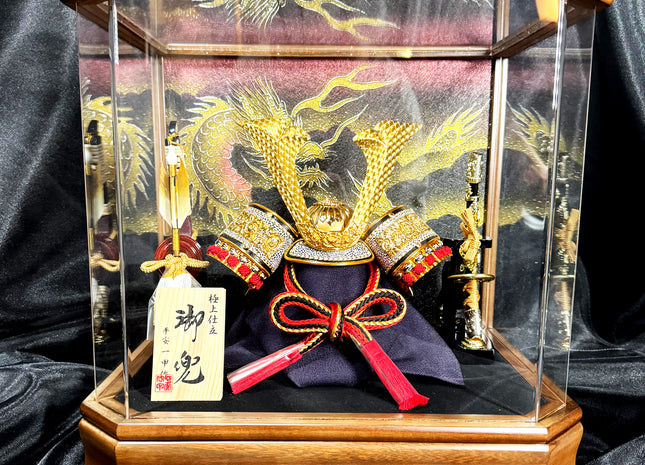 Samurai Kabuto Display – Gold Dragon Crest 01