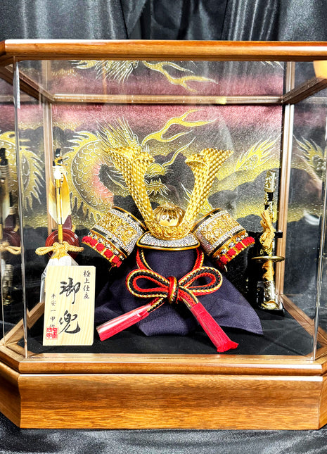 Samurai Kabuto Display – Gold Dragon Crest 01