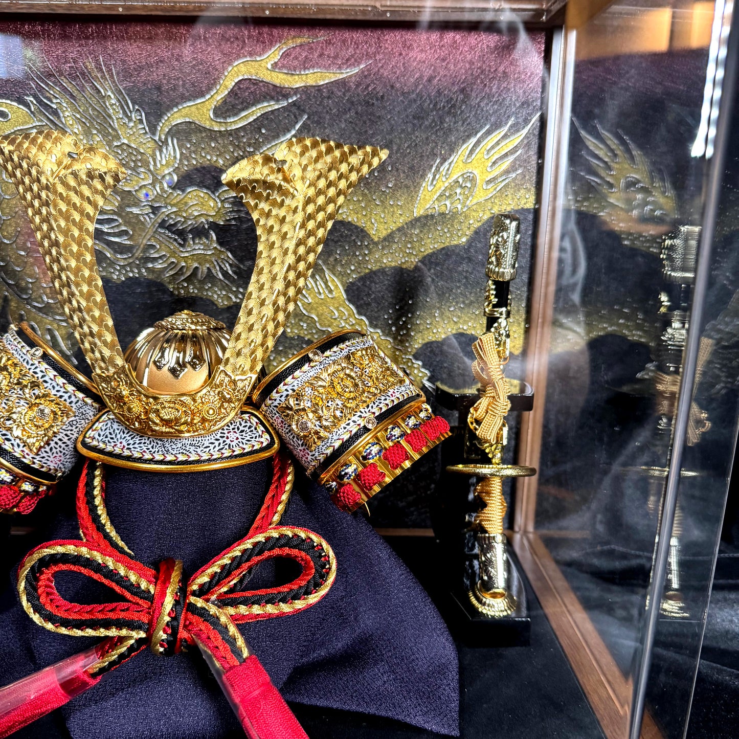Samurai Kabuto Display – Gold Dragon Crest 04