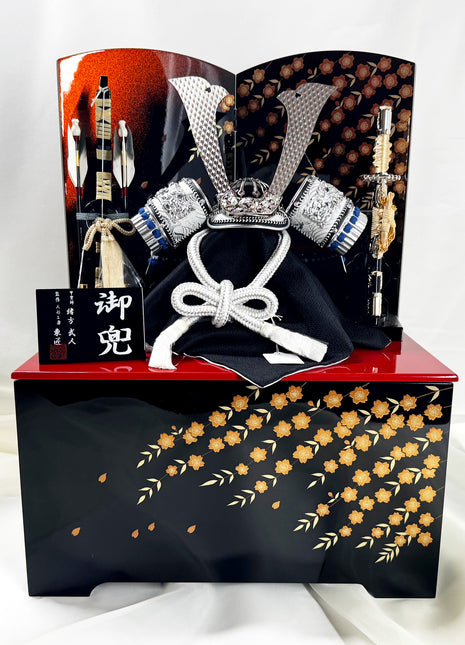 Samurai Kabuto Set with Storage Base and Gold Lacquer Screen – by Ogata Taketo 01