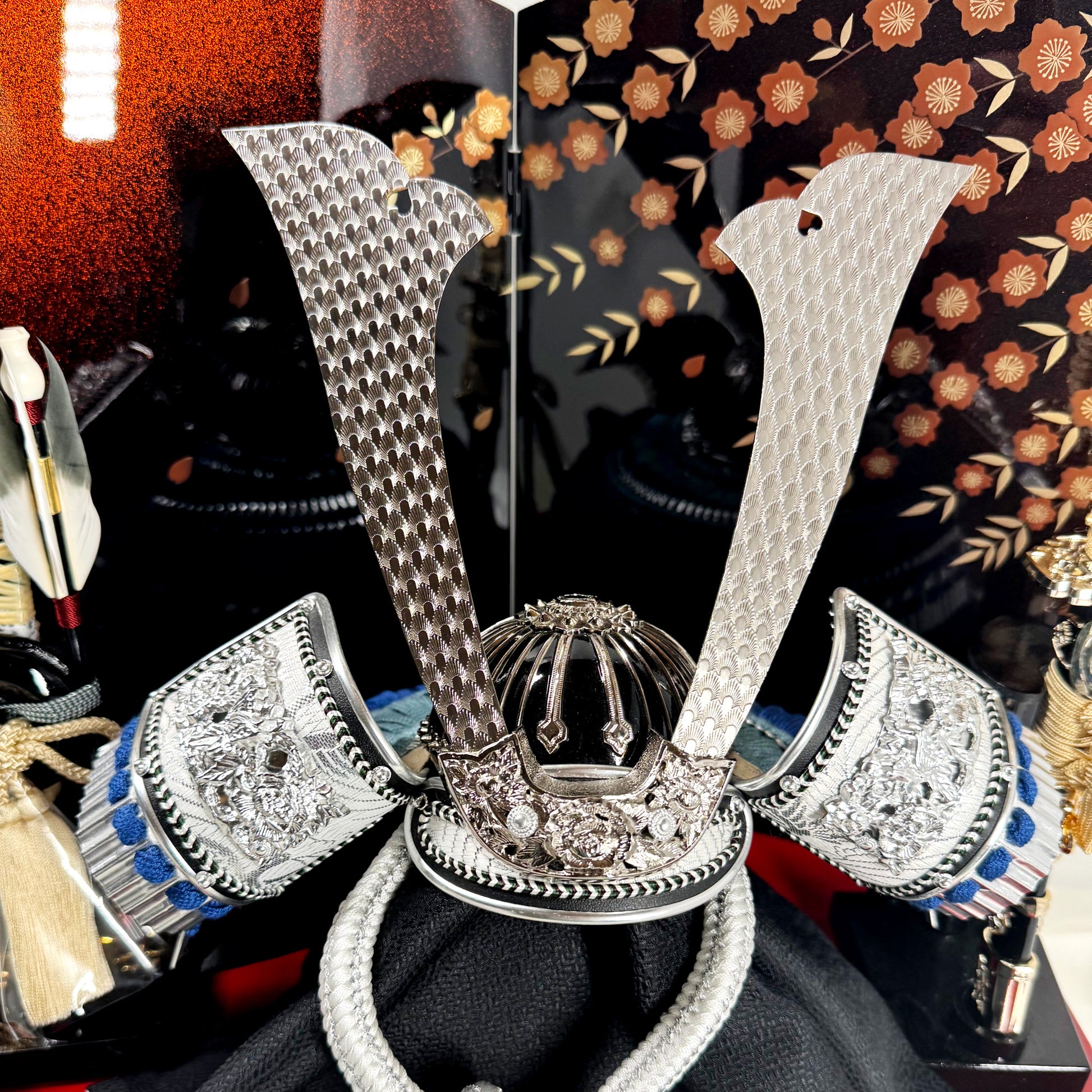 Samurai Kabuto Set with Storage Base and Gold Lacquer Screen – by Ogata Taketo 02